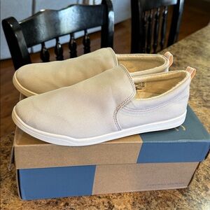 VIONIC MARSHALL VAPOR CANVAS SNEAKER WINENS 9 new in box